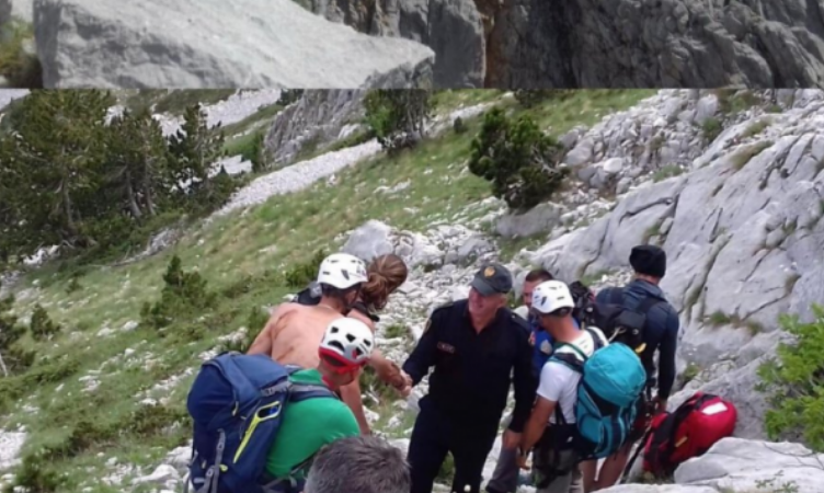 Alpinistët kosovarë dhe policia shpëtojnë turistin që u lëndua në Tropojë