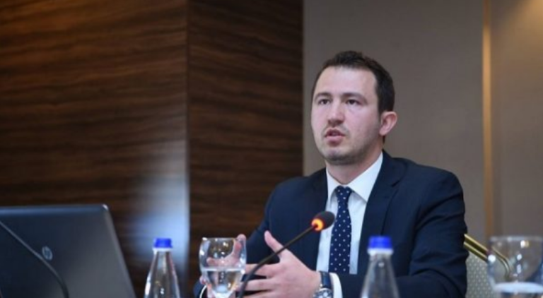 Krasniqi pas pezullimit të vendimit për tiketat ngjitëse: Një Qeveri e tërë që fshihet prapa një Hyseni