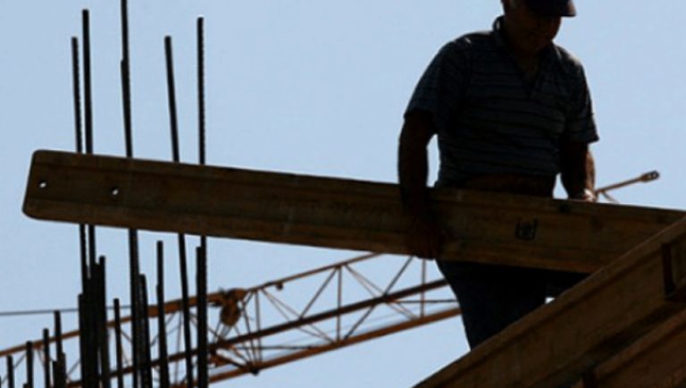 Një person bie nga ndërtesa derisa ishte duke punuar në kryeqytet