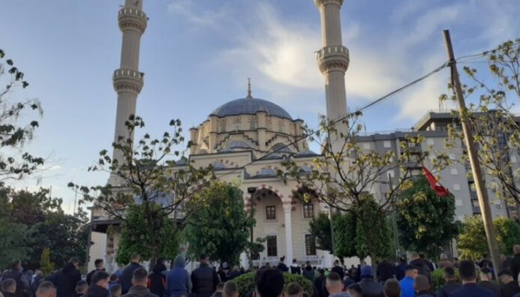 Shtrëngimi i duarve nuk lejohet, masat që u caktuan për faljen e namazit të Bajramit