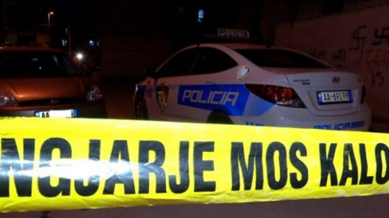 Theret me thikë një person në Prishtinë