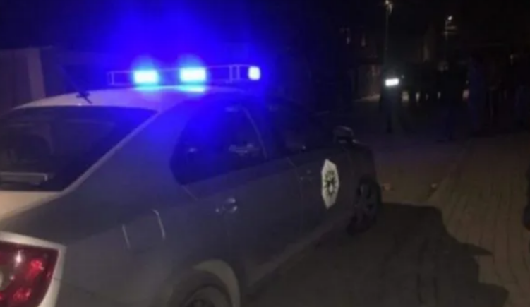 Pas aksidentit disa qytetarë qërojnë hesapet me grushte, tre persona përfundojnë në QKUK