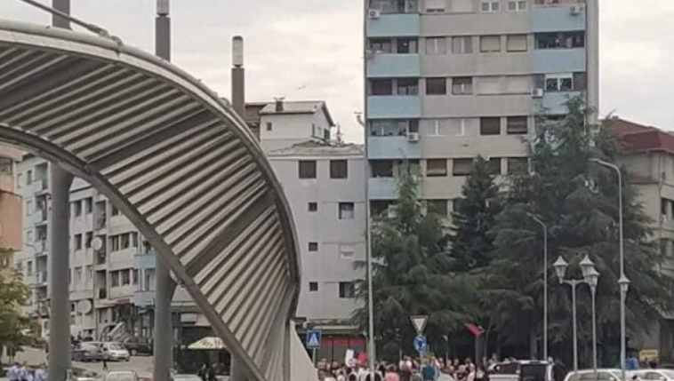 Mbi 100 serbë dalin në protestë, bllokojnë rrugën tek Ura e Ibrit