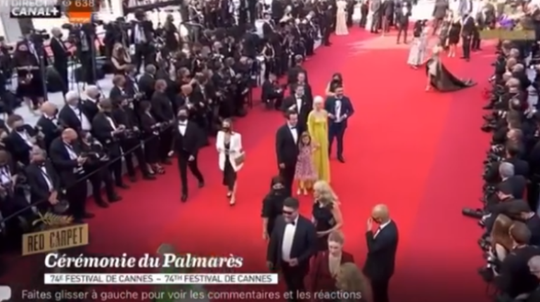 Pamje nga momenti i parakalimit të Albin Kurtit me familje, në tepih të kuq gjatë Festivalit të Cannes