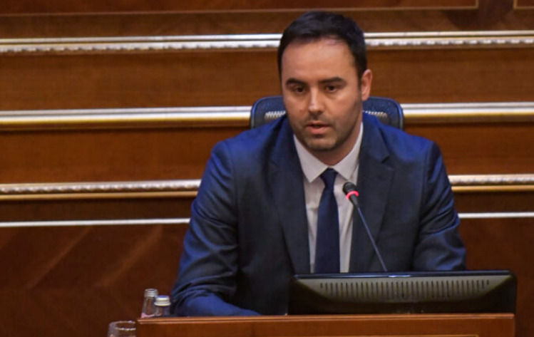 Përkthyesja e Kuvendit iu referua Kosovës si Serbi, reagon ashpër Konjufca