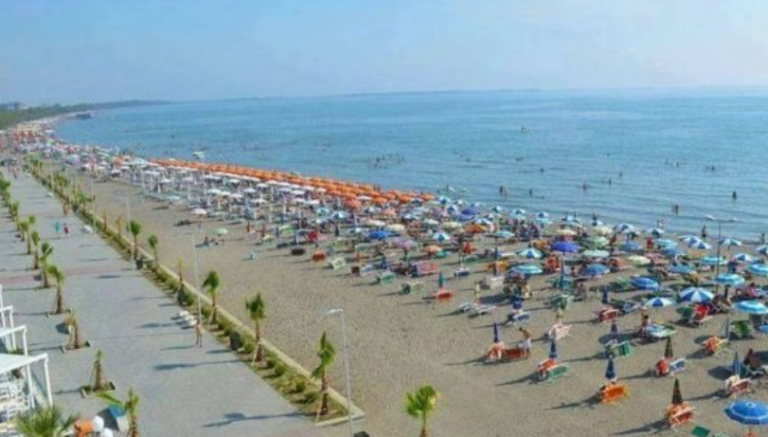 Shëngjin, turisti rus ia vjedh targat e veturës një kosovari