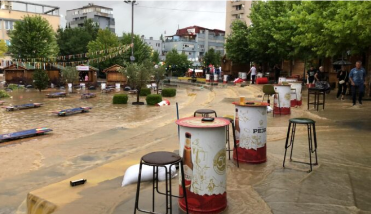 Kiamet: Shiu përmbys gjithçka në sheshin e kryeqytetit