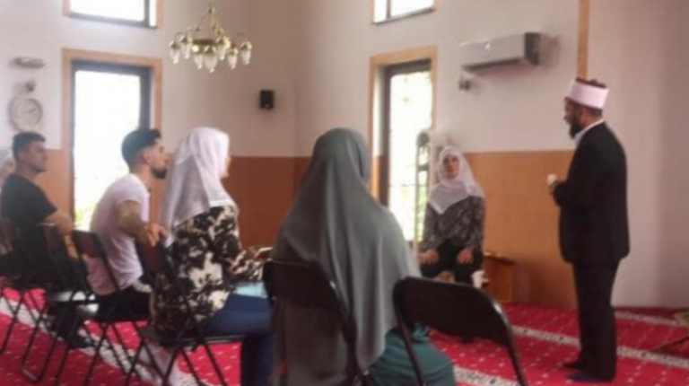 Dy franceze konvertohen në fenë islame në xhaminë e fshatit Strellc i Epërm në Deçan