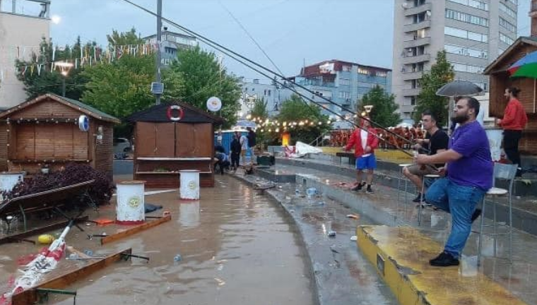 Qytetarët ironizojnë pas gjendjes së krijuar nga reshjet, dalin e peshkojnë në sheshin ‘Zahir Pajaziti’