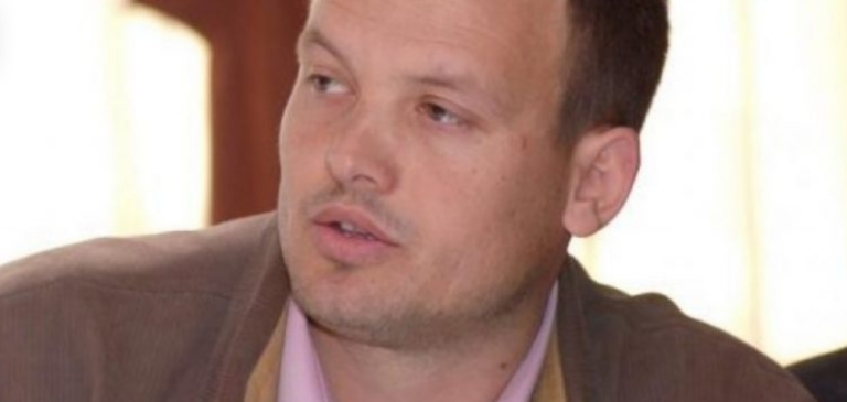 Aktori vushtrrias monolog kushtuar gazetarit të ndjerë Blerim Zhabari