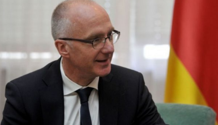 Ambasadori gjerman e kundërshton gazetarin serb: BE-ja dhe SHBA-ja s’po tregohen të buta me Kosovën