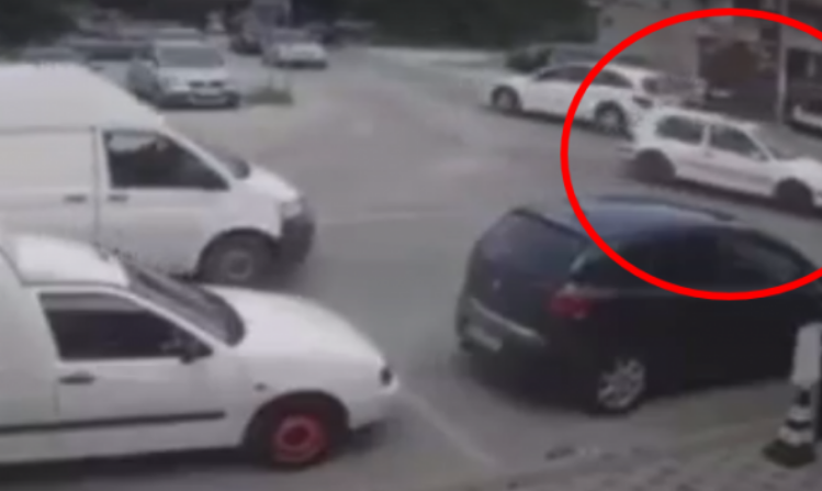 Momenti kur vetura godet motoçiklistin në Pejë