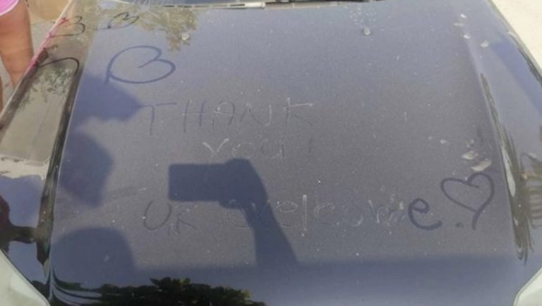 Turistja serbe zbulon mesazhin që shqiptari i la mbi makinë gjatë pushimeve në Ksamil