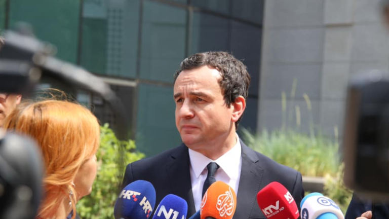 Kurti nuk kthehet në Kosovë, vazhdon rrugëtimin e tij në Kanë të Francës, në festival të filmit