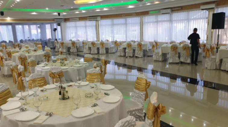 Ftesa për dasmë e familjes nga Malisheva bëhet virale: Mos i merrni fëmijët se po ladrojnë nëpër restaurant