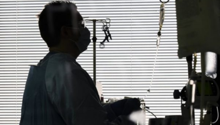 “Është shumë vonë”, mjekja amerikane tregon se pacientët me Covid e lusin për vaksinë në prag të vdekjes