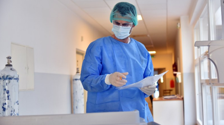 Nëntë të infektuarit në Viti janë familjarë, apelohet për izolim të kontakteve