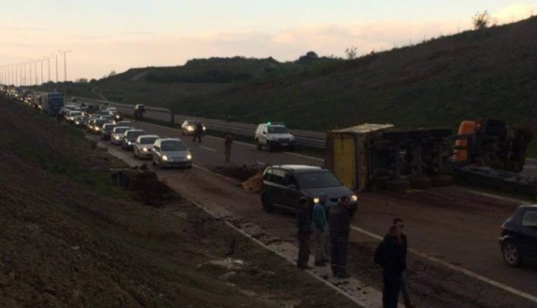 Aksident i rëndë në autostradën “Ibrahim Rugova”, kamioni ndahet përgjysmë