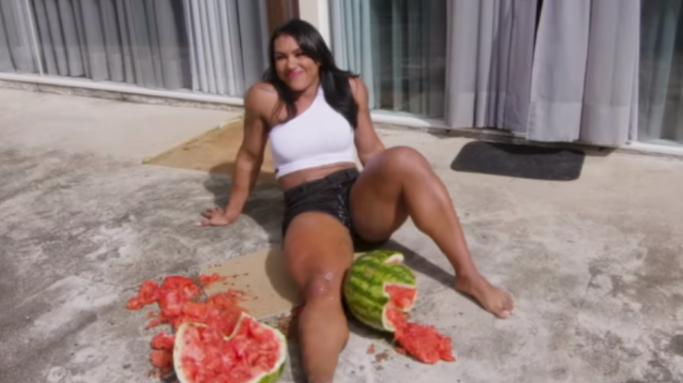 Gruaja që arriti për pak sekonda ta shtyp shalqirin 12 kilogramësh me këmbë