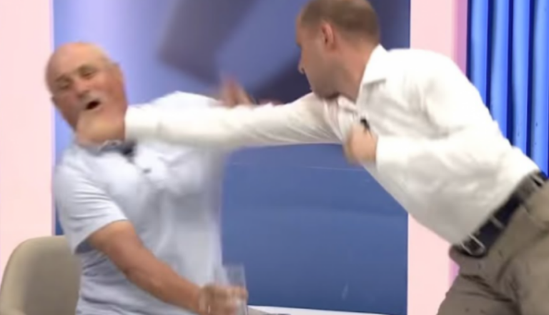 Politikanët rrihen live në emision