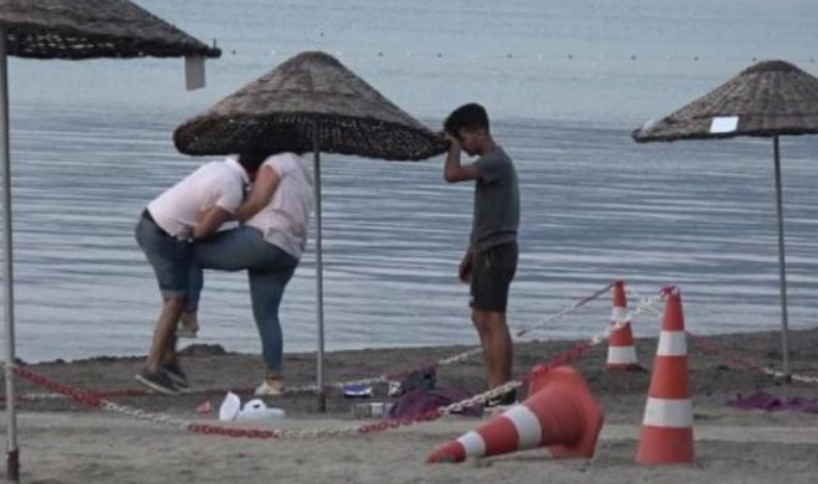 Grushte e shkelma, gruaja rreh burrin në plazh