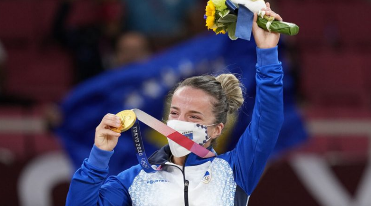 Ja si duket medalja e artë e fituar nga Distria Krasniqi