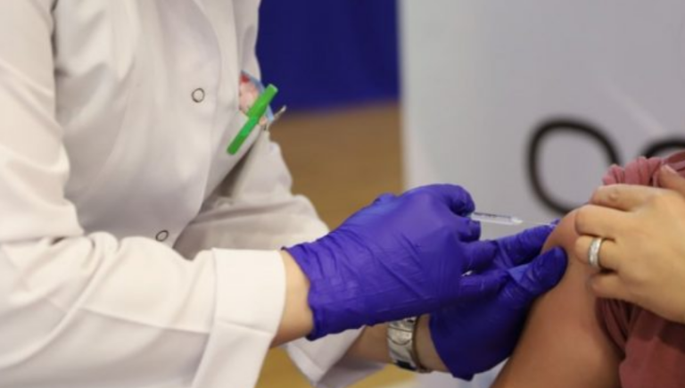 Është një nga parakushtet për rifillimin e mësimit, por vetëm 30% e mësimdhënësve janë vaksinuar