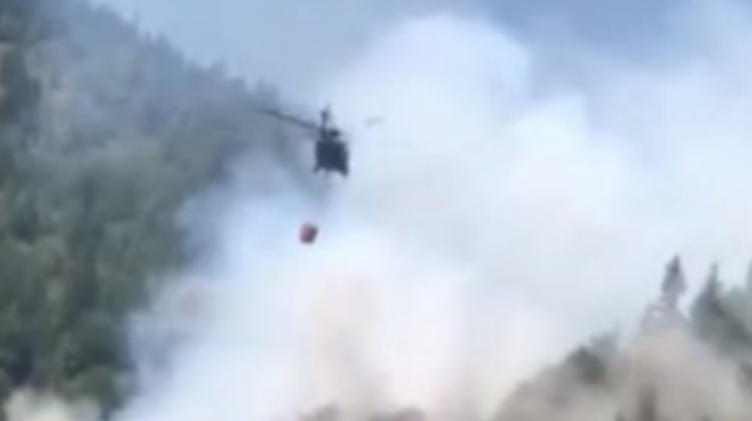 Pamje si helikopteri ndihmon në shuarjen e zjarrit që kaploi malet në Rugovë