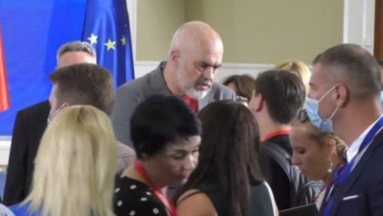 “Je injorant”/ Gazetari publikon videon, pretendon se është sharë e ofenduar nga kryeministri Rama