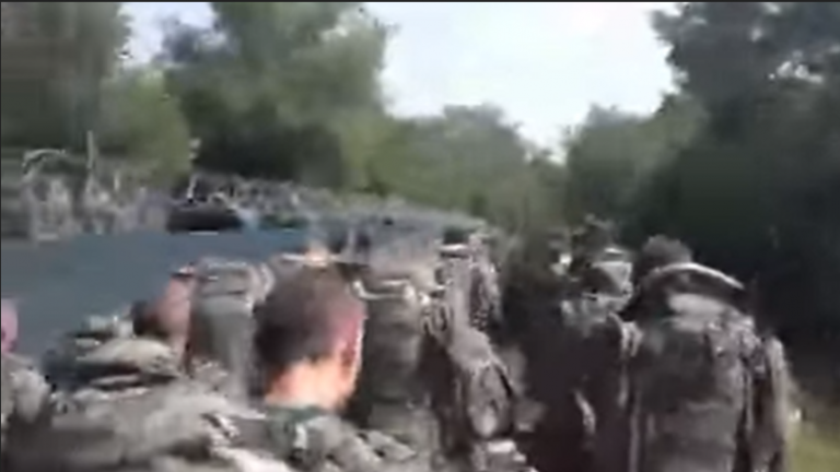 Video emocionuese: ‘Ty ta falim jetën, e na duket pak’, Ushtria e Kosovës marshon dhe këndon