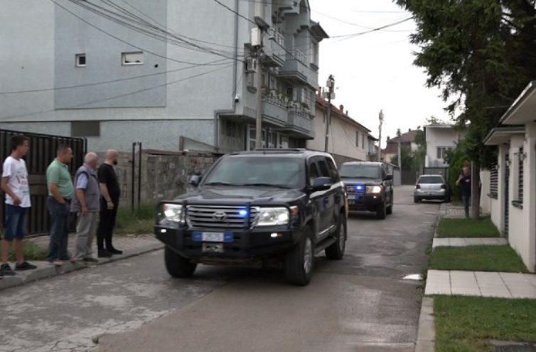 Kadri Veselit i lejohet vetëm 2 orë të qëndrojë pranë familjes së ngushtë