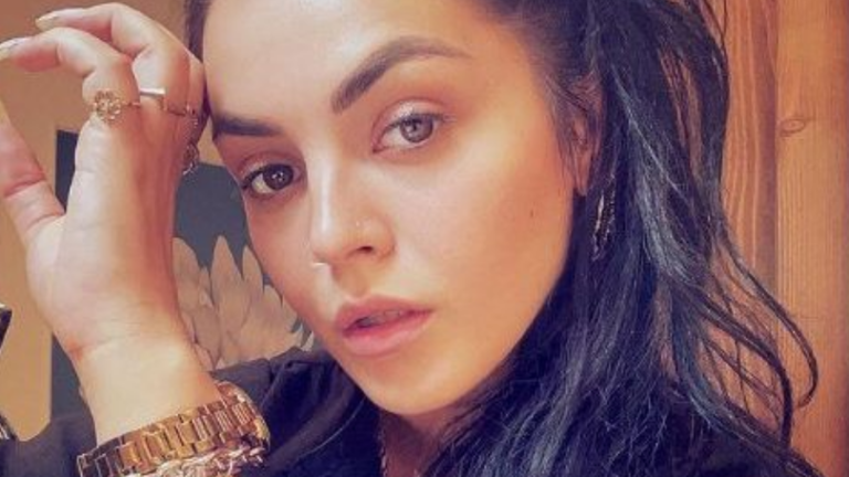 Fifi publikon një foto, i drejtohet dikujt me një mesazh të çuditshëm