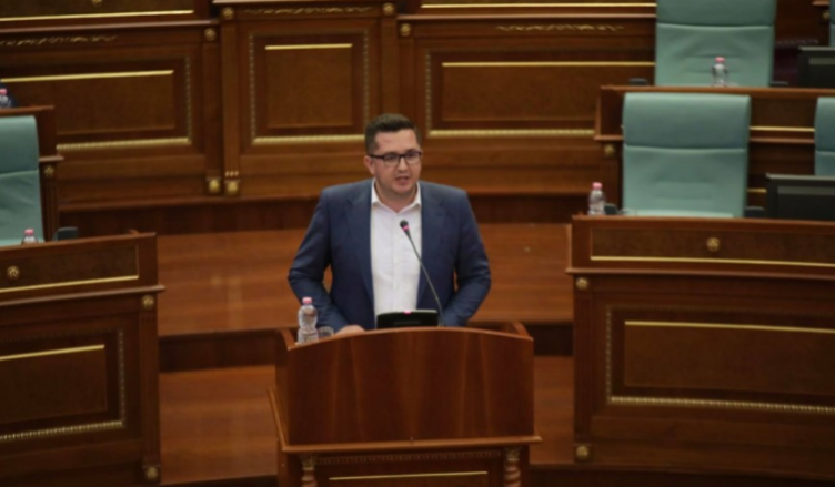 ‘Tash kishe po i shpërndaj popullit karamele, lej foret o burrë’ – Mustafa i kërkon Kurtit ta shkarkojë Durmishin