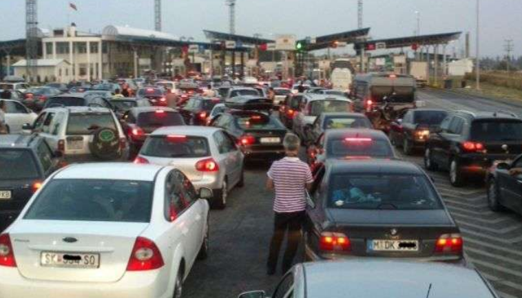 Kolona dhe pritje të gjata në vendkalimet kufitare me Serbinë