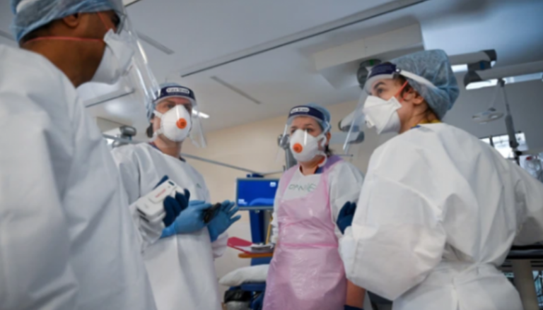 Foshnja tre javëshe me Covid, ekspertët paralajmërojnë të rinjtë: Kini kujdes