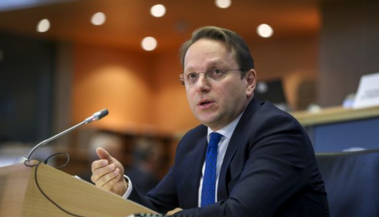 Varhelyi paralajmëron Serbinë: S’ka vend në BE për ata që e mohojnë gjenocidin dhe kriminelët e luftës