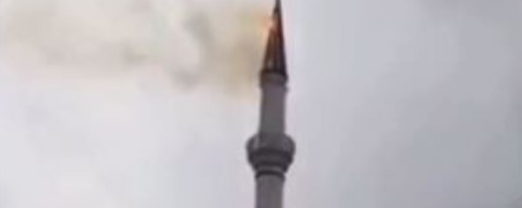 Digjet minarja e një xhamie në Turqi pasi goditet nga rrufeja (VIDEO)