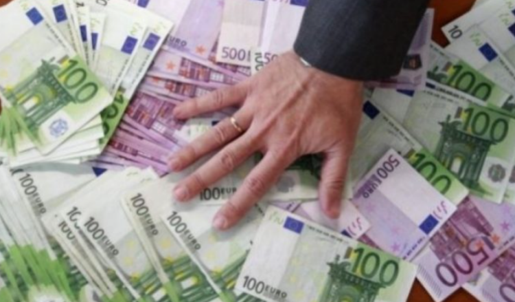 Marrin mbi 4 mijë euro rrogë, kush janë tre zyrtarët që paguhen më së shumë në Kosovë