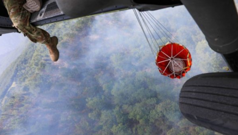 KFOR-i i del në ndihmë FSK-së me helikopter për ta shuar zjarrin në Pejë