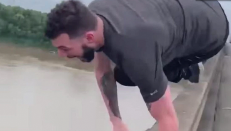 Nuk mund të duronte më trafikun: Burri kërcen nga ura pas nervozës së madhe