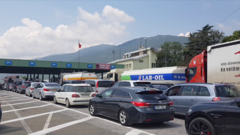 Mbi 10 mijë qytetarë kosovarë kanë shkuar në Shqipëri vetëm sot