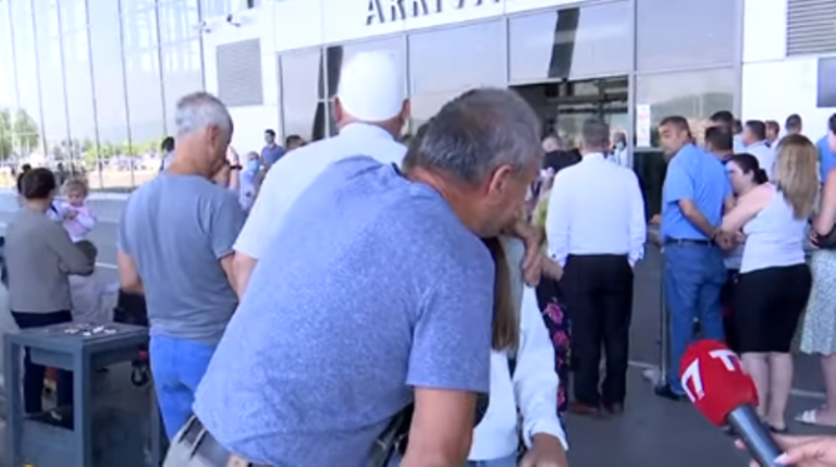 Moment emocionues: Pas disa vitesh, gjyshi takohet me nipat e mbesat në Aeroportin ‘Adem Jashari’