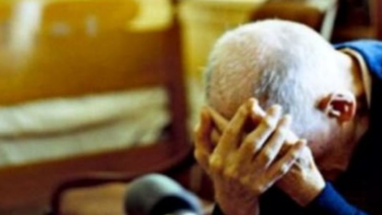 Djemtë rrahin babanë e tyre në Mitrovicë, arrestohen