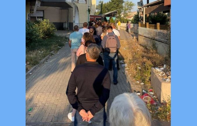 Me mëngjes mitrovicasit ia mësyjnë qendrave të vaksinimit, krijohen radhë të gjata