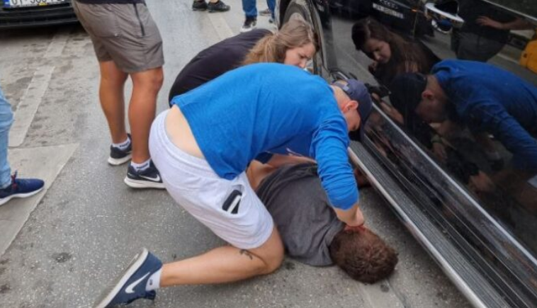 I riu në kryeqytet humb ndjenjat dhe rrëzohet në mes të rrugës, shpëtohet nga një mjek që ishte aty pranë