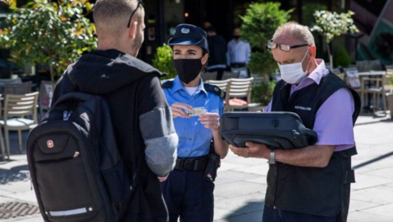 Masat e reja: Bartja e maskës bëhet obligative edhe kur jeni duke ecur vetëm