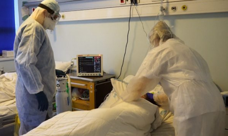 Mbushen spitalet, ShSKUK kthen në qendra për pacientë me COVID edhe ambulancat specialistike