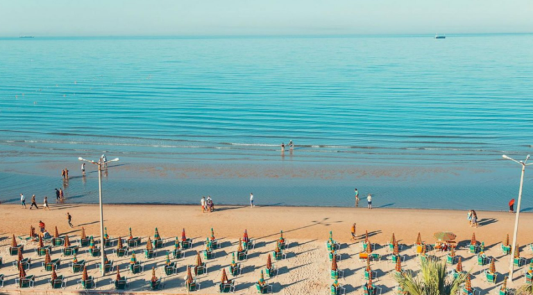 Turistët serbë fillojnë të zëvendësojnë kosovarët në plazhin e Durrësit