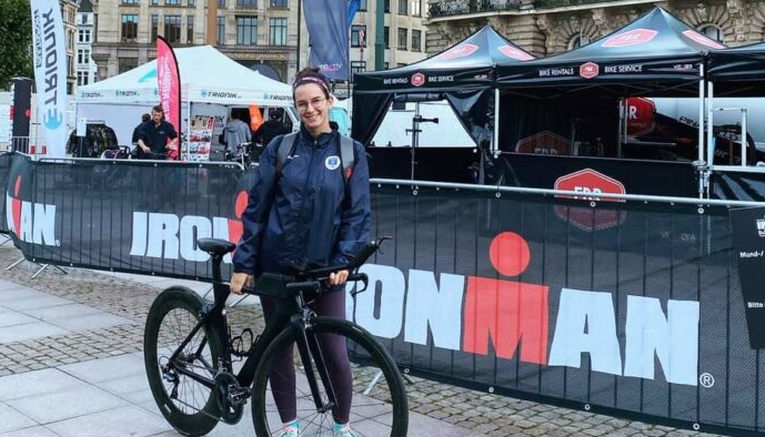 Nën presionin e prishjes së gomës së pasme të biçikletës, çiklistja kosovare triumfon si IRONLADY në Gjermani