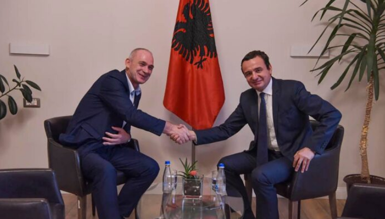 Deputeti i Vetëvendosjes: Në Kosovë e Shqipëri nuk ka parti politike, por kult të individit